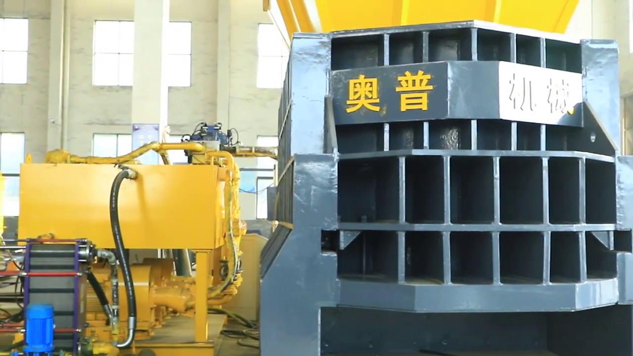 箱式剪切机机身采用高强度锰板焊接而成,易磨损处采用进口的900高强度耐磨板做衬板,箱式剪切机的刀片采用合金钢材质,能经受得起长时间的高强度的工作。。。